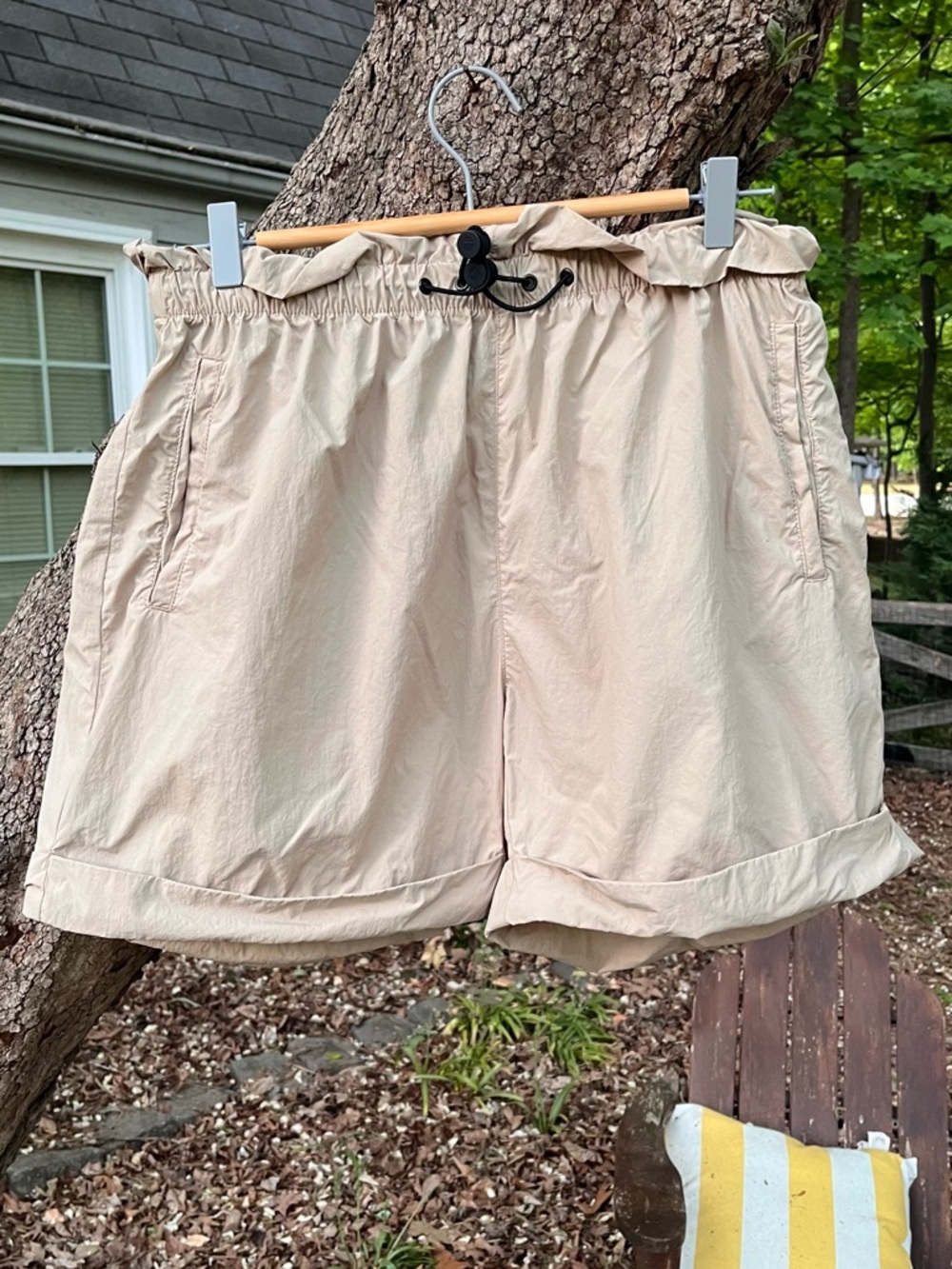 Timberland utility shorts in khaki color.  Size M. Pockets and elastic waist.